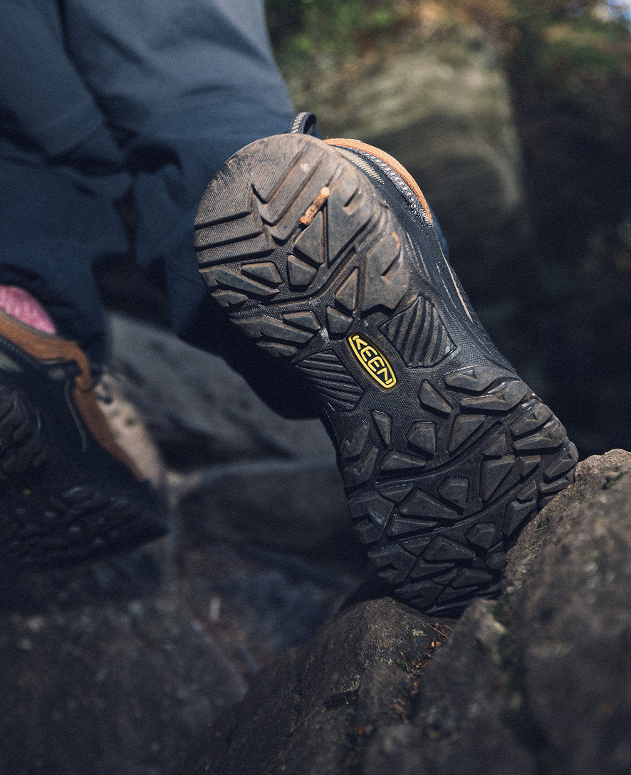Men's Targhee IV Wide Waterproof Hiking Shoe Bison/Black | Kenn On Sale